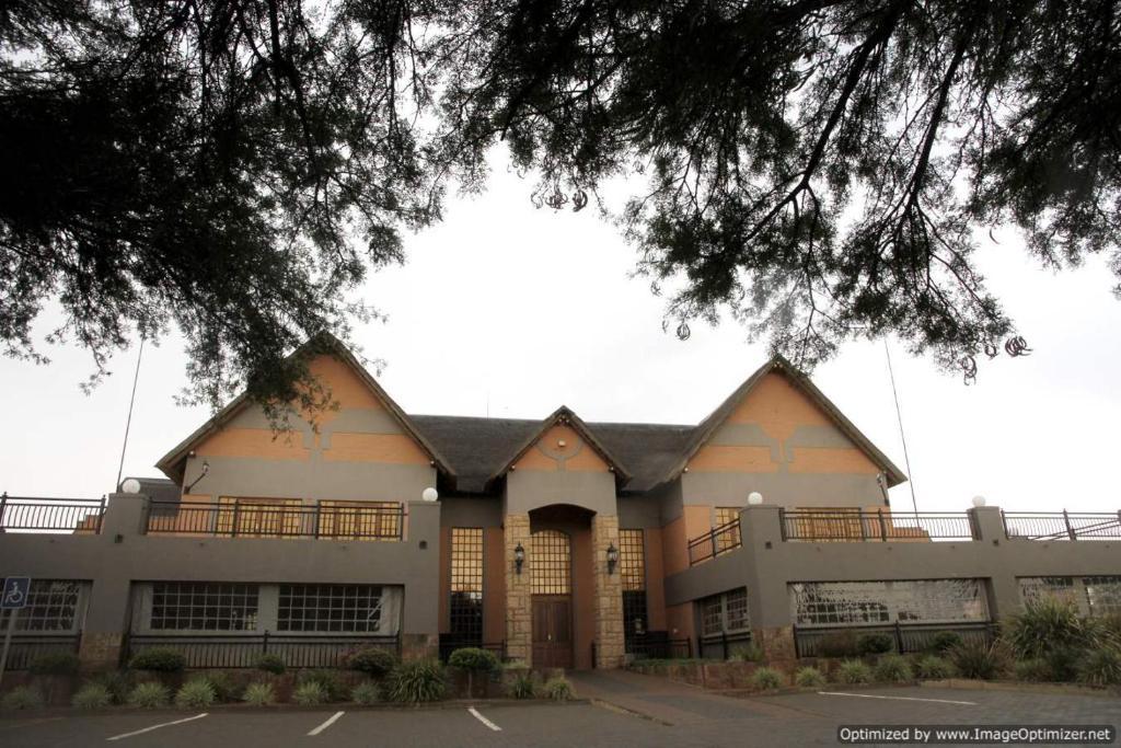 Bains Lodge Bloemfontein Esterno foto