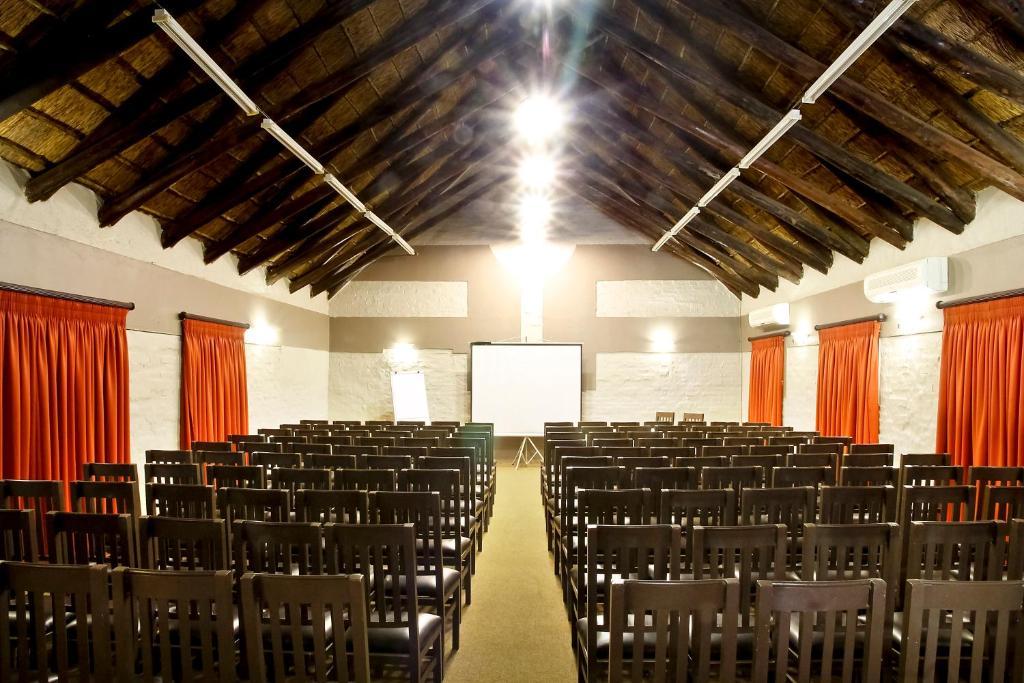 Bains Lodge Bloemfontein Esterno foto