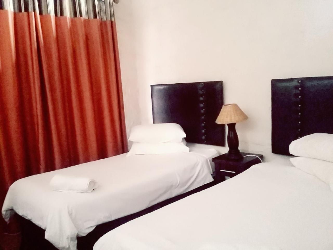 Bains Lodge Bloemfontein Esterno foto