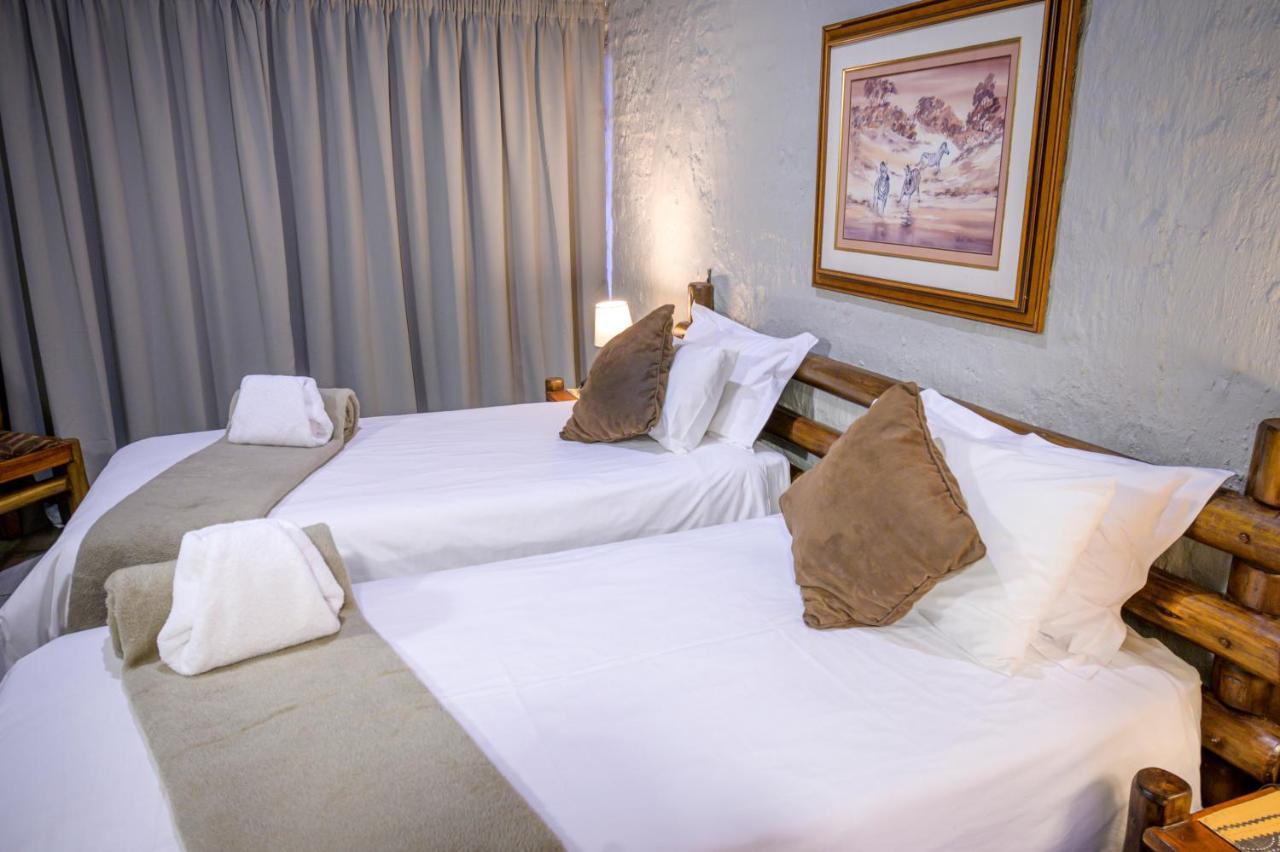 Bains Lodge Bloemfontein Esterno foto